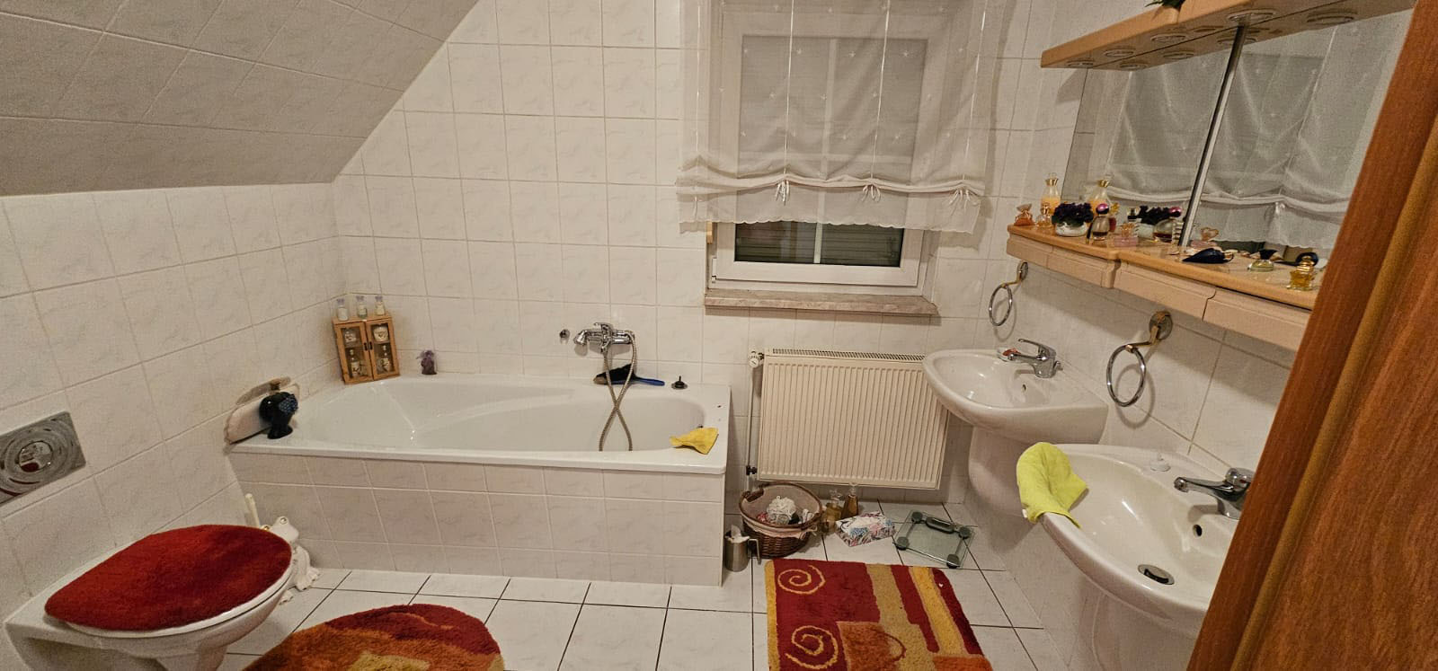 Bad mit Wanne im DG